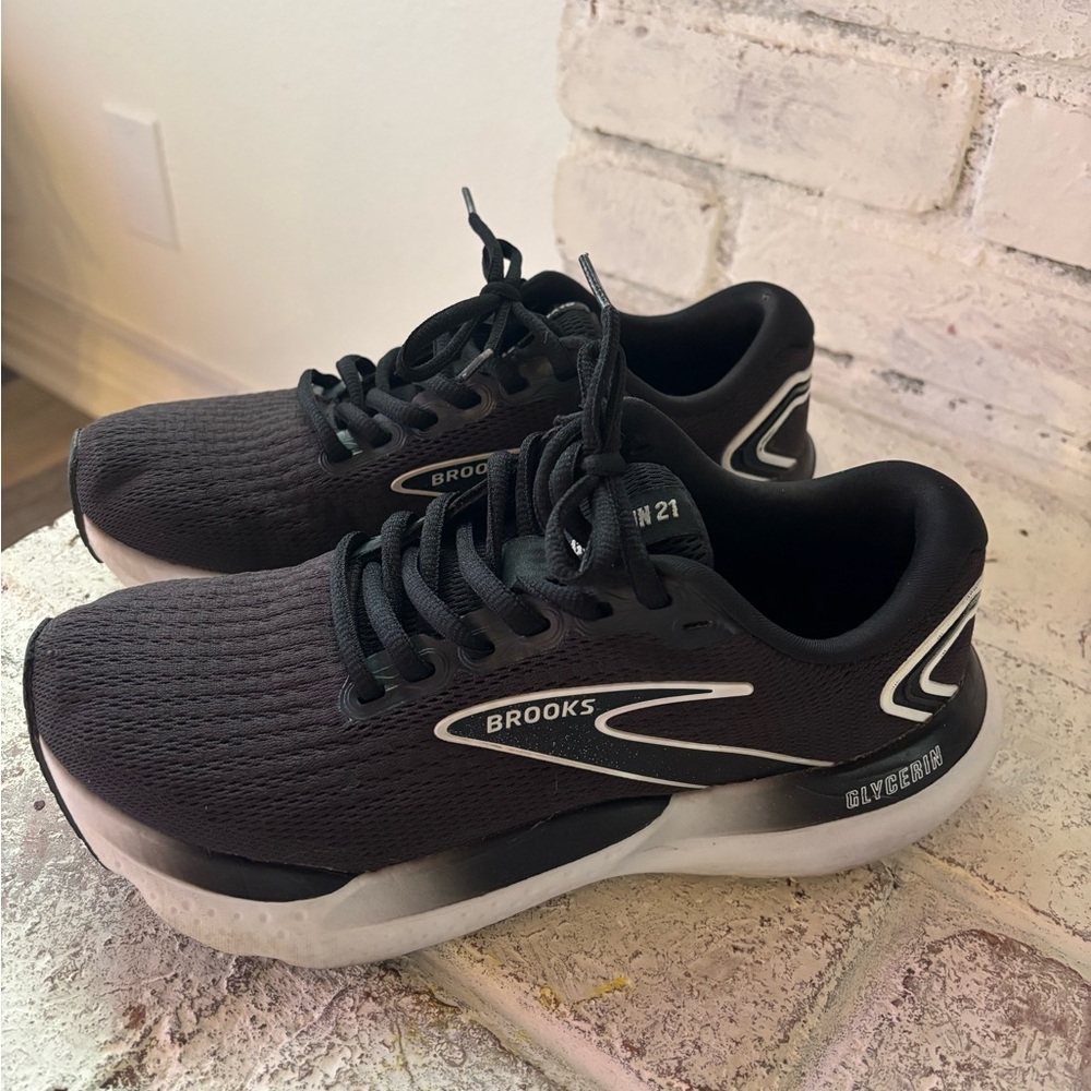 Brooks Black and White Glycerin 21